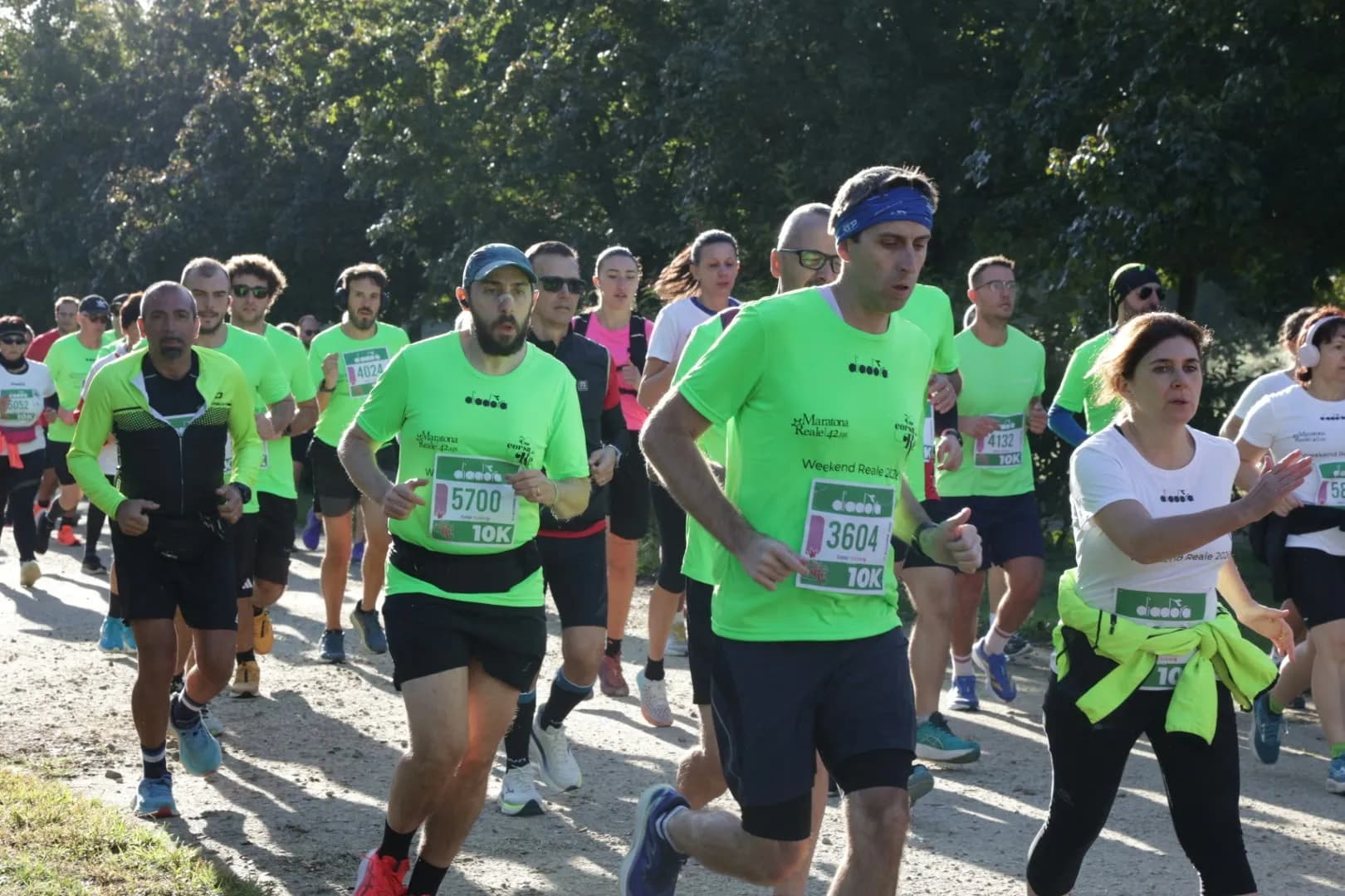 Un gruppo di runner con la maglia verde del Weekend Reale durante la 10 km