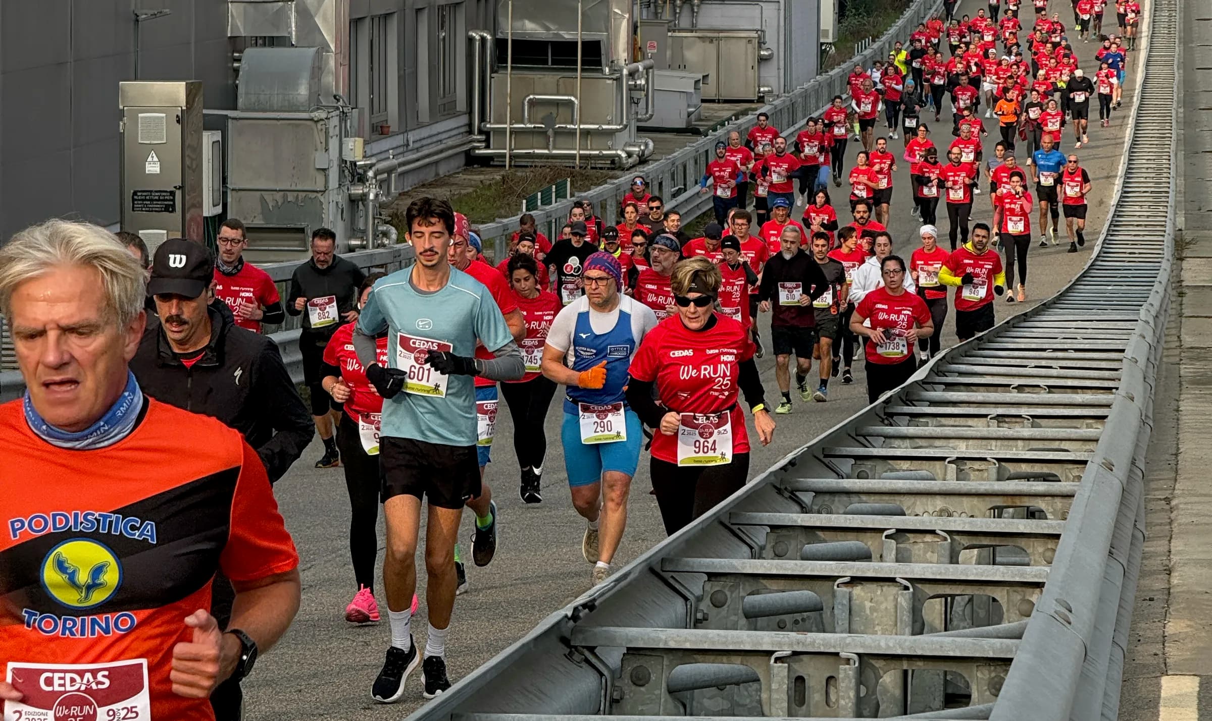 I runner della CEDAS We RUN 2025 sulla pista di collaudo dello stabilimento di Mirafiori